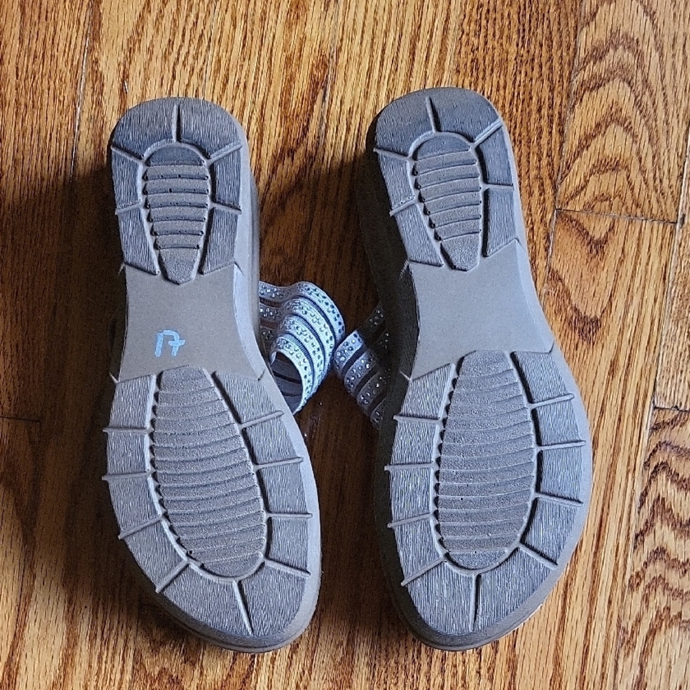 Daisy Fuentes Glittering Silver Sandals - Picture 4 of 5